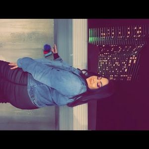 Meet your Posher, Adelisa